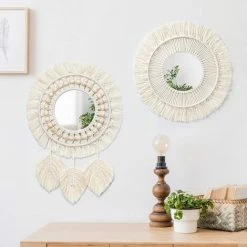 YIENJAOY Miroir Mural 2Pcs Miroir à Franges En Macramé Boho Avec Pendentif En Plumes De Perles De Bois Miroir Rond D'art Mural Pour Couloir De Chambre à Coucher Salon Décor à La Maison(Plume+Lrradier) 9 YIENJAOY Miroir Mural 2Pcs Miroir à Franges En Macramé Boho Avec Pendentif En Plumes De Perles De Bois Miroir Rond D'art Mural Pour Couloir De Chambre à Coucher Salon Décor à La Maison(Plume+Lrradier) -Miroir Soldes Boutique 65808327 3