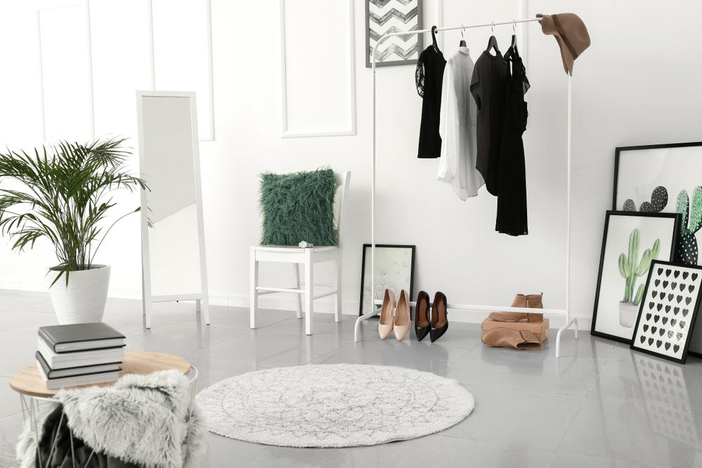 Miroir Soldes Boutique -Miroir Soldes Boutique shutterstock 1355504459